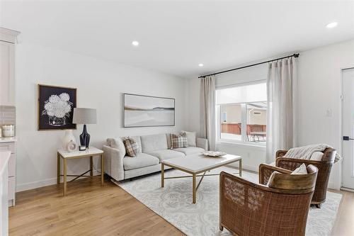 58 Berkeley Bend, Steinbach, MB - Indoor Photo Showing Living Room