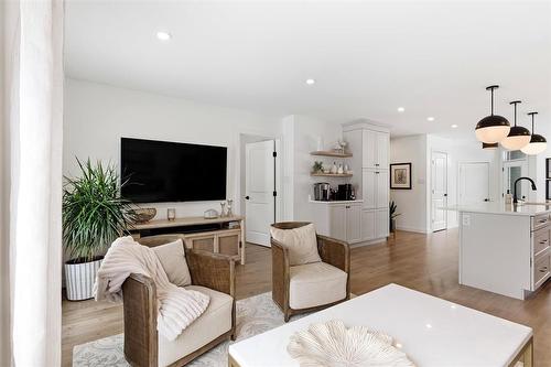 58 Berkeley Bend, Steinbach, MB - Indoor Photo Showing Living Room