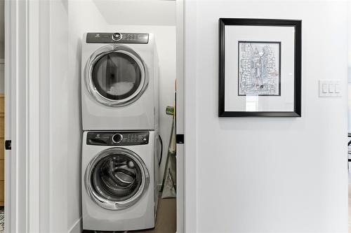 58 Berkeley Bend, Steinbach, MB - Indoor Photo Showing Laundry Room