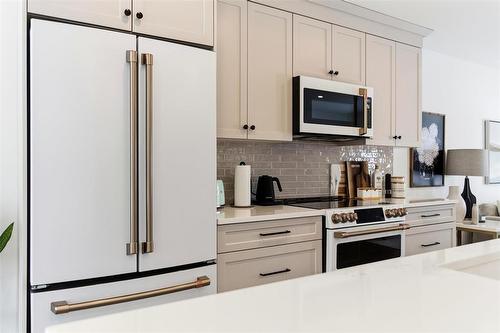 58 Berkeley Bend, Steinbach, MB - Indoor Photo Showing Kitchen With Upgraded Kitchen