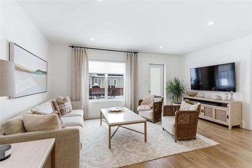 58 Berkeley Bend, Steinbach, MB - Indoor Photo Showing Living Room