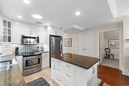 301-222 Second Ave, Qualicum Beach, BC - Indoor Photo Showing Kitchen With Stainless Steel Kitchen With Upgraded Kitchen