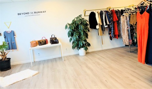 Commerce - 202-9805 Boul. Leduc, Brossard, QC 