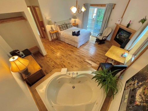 Chambre à coucher - 2222  - 2334 Boul. De Ste-Adèle, Sainte-Adèle, QC - Indoor With Fireplace