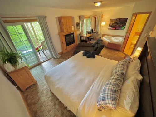 Chambre à coucher - 2222  - 2334 Boul. De Ste-Adèle, Sainte-Adèle, QC - Indoor Photo Showing Bedroom With Fireplace