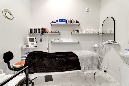 Commerce - B-4305 Ch. Des Prairies, Brossard, QC 