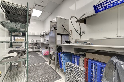 Commerce - 105F Av. Guindon, Saint-Sauveur, QC 