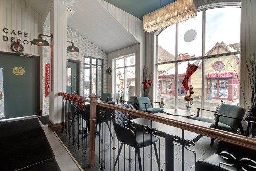 Commerce - 105F Av. Guindon, Saint-Sauveur, QC 