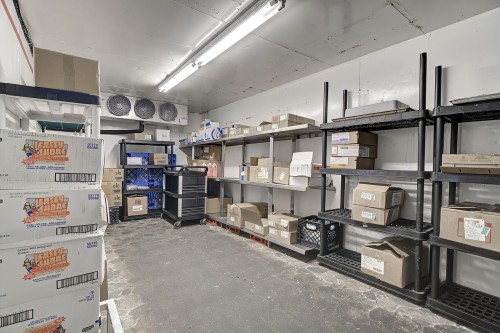 Commerce - 105F Av. Guindon, Saint-Sauveur, QC 