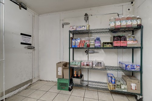 Commerce - 105F Av. Guindon, Saint-Sauveur, QC 