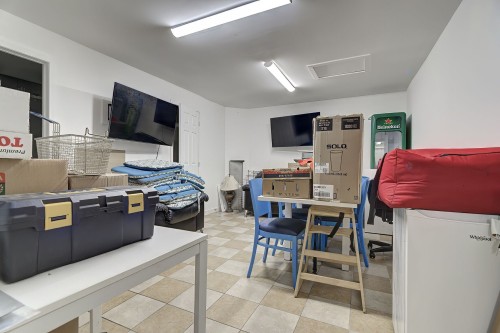 Commerce - 105F Av. Guindon, Saint-Sauveur, QC 