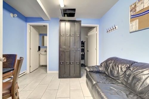 Commerce - 105F Av. Guindon, Saint-Sauveur, QC 