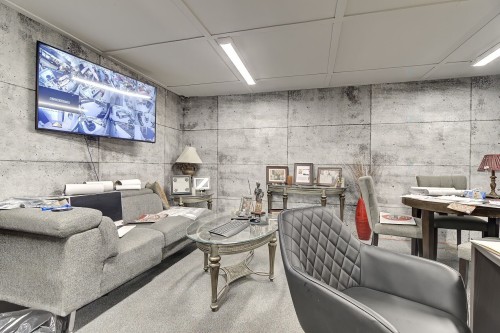 Commerce - 105F Av. Guindon, Saint-Sauveur, QC 