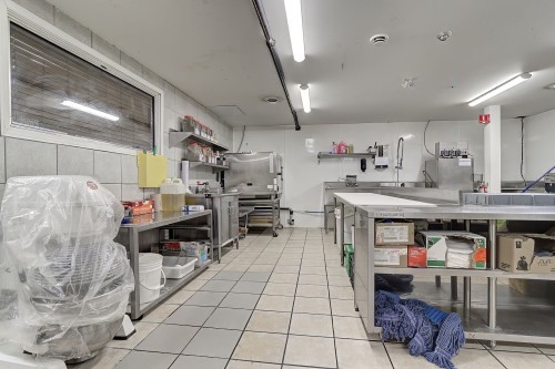 Commerce - 105F Av. Guindon, Saint-Sauveur, QC 