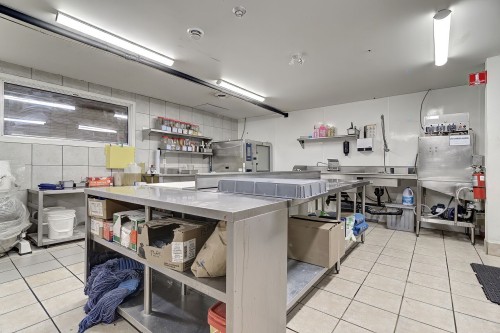 Commerce - 105F Av. Guindon, Saint-Sauveur, QC 