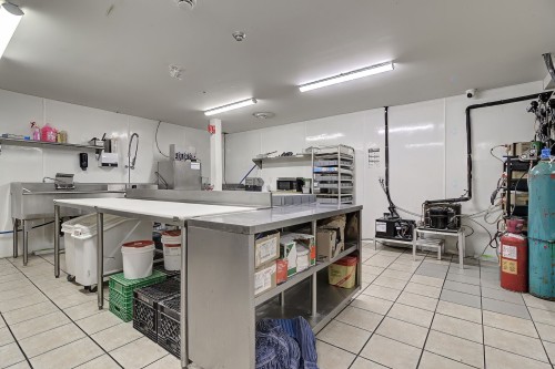 Commerce - 105F Av. Guindon, Saint-Sauveur, QC 