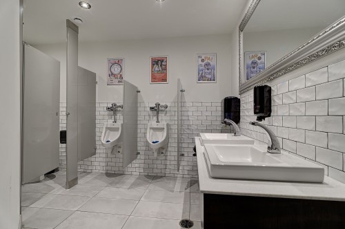 Commerce - 105F Av. Guindon, Saint-Sauveur, QC 