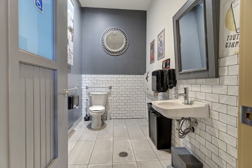 Commerce - 105F Av. Guindon, Saint-Sauveur, QC 