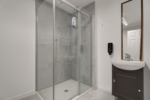 Commerce - 105F Av. Guindon, Saint-Sauveur, QC 