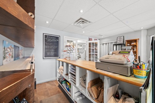 Commerce - 101-2489 Rue De L'Église, Val-David, QC 