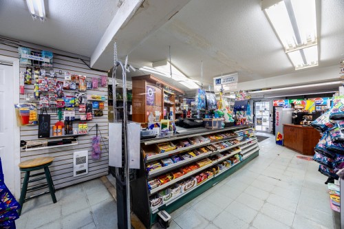 Commerce - 424 Rue Laurier, Val-Des-Sources, QC - Indoor With Storage