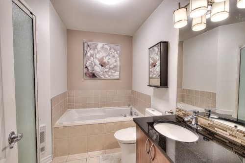 Bathroom - 664 Rue Étienne-Lavoie, Laval (Sainte-Dorothée), QC - Indoor Photo Showing Bathroom