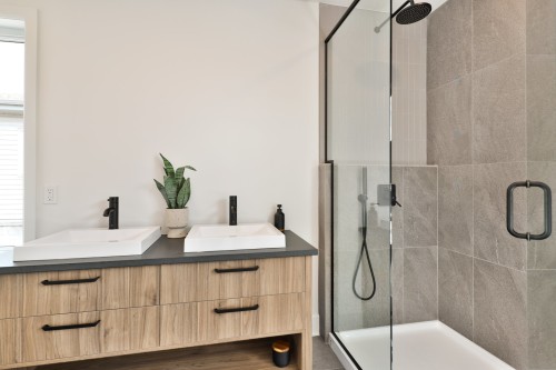 Master Bathroom - 5725 Rue Aline, Brossard, QC - Indoor Photo Showing Bathroom