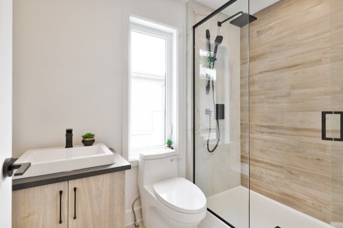 Bathroom - 5725 Rue Aline, Brossard, QC - Indoor Photo Showing Bathroom