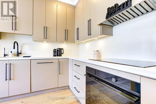 3553 Jorie Crescent, Mississauga, ON - Indoor Photo Showing Kitchen With Upgraded Kitchen