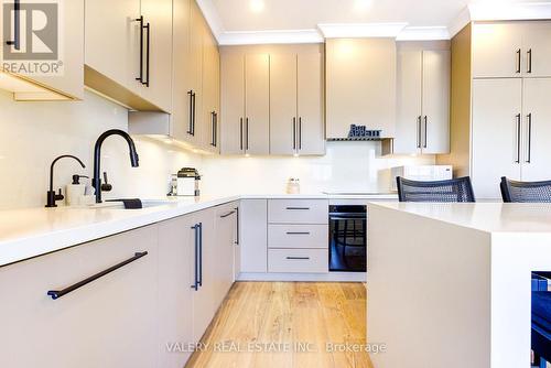 3553 Jorie Crescent, Mississauga, ON - Indoor Photo Showing Kitchen With Upgraded Kitchen
