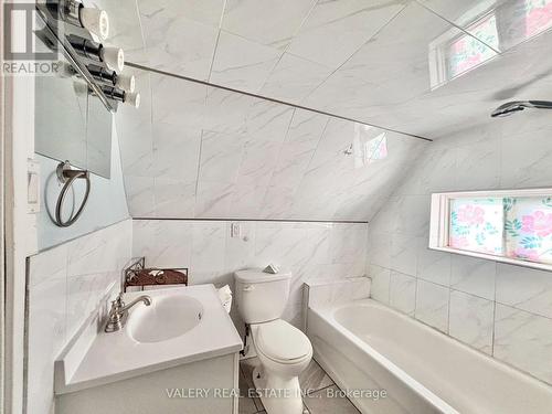 25 Niagara Street, Hamilton, ON - Indoor Photo Showing Bathroom