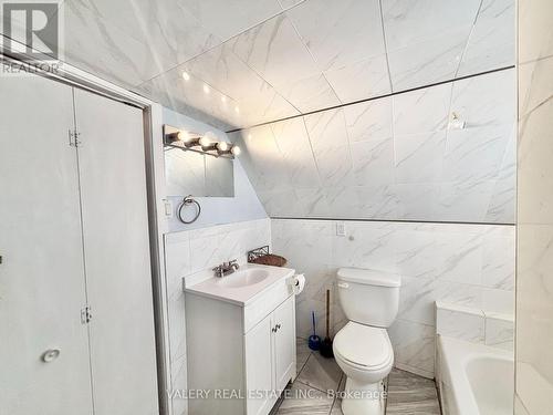 25 Niagara Street, Hamilton, ON - Indoor Photo Showing Bathroom