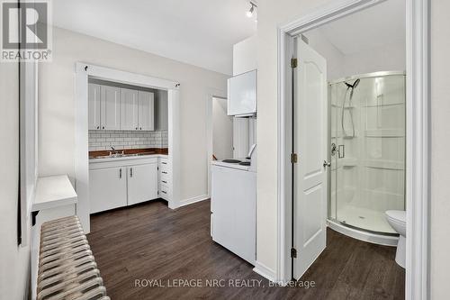 211 Lincoln Street, Welland (Lincoln/Crowland), ON - Indoor Photo Showing Bathroom