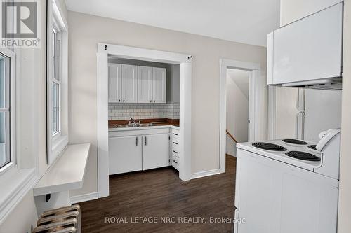211 Lincoln Street, Welland (Lincoln/Crowland), ON - Indoor Photo Showing Kitchen With Double Sink