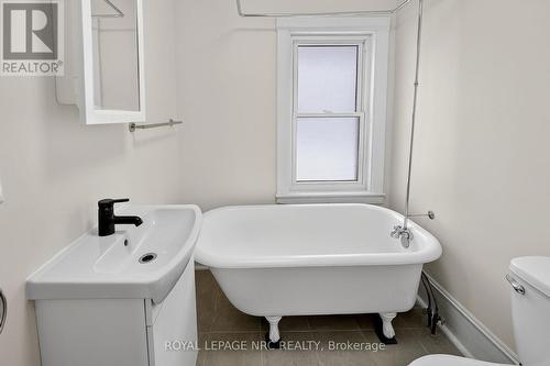 211 Lincoln Street, Welland (Lincoln/Crowland), ON - Indoor Photo Showing Bathroom