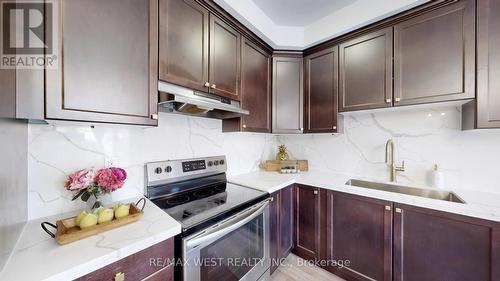902 Sumac Crescent, Milton, ON - Indoor Photo Showing Kitchen