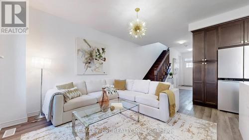 902 Sumac Crescent, Milton, ON - Indoor Photo Showing Living Room