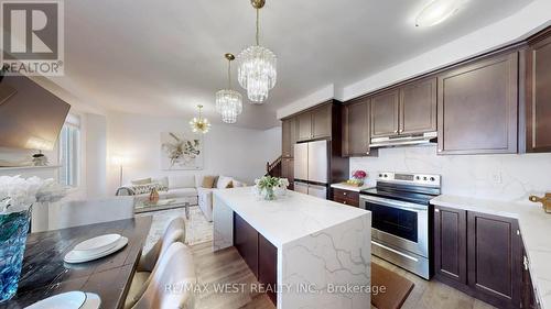 902 Sumac Crescent, Milton, ON - Indoor Photo Showing Kitchen With Upgraded Kitchen