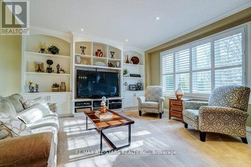 64 Button Crescent, Uxbridge, ON - Indoor Photo Showing Living Room