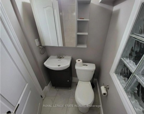 27 Belmont Avenue, Hamilton, ON - Indoor Photo Showing Bathroom