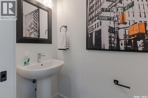421 Traeger Close, Saskatoon, SK - Indoor Photo Showing Bathroom