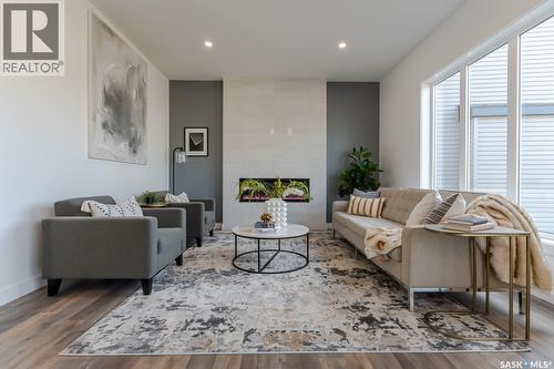 421 Traeger Close, Saskatoon, SK - Indoor Photo Showing Living Room