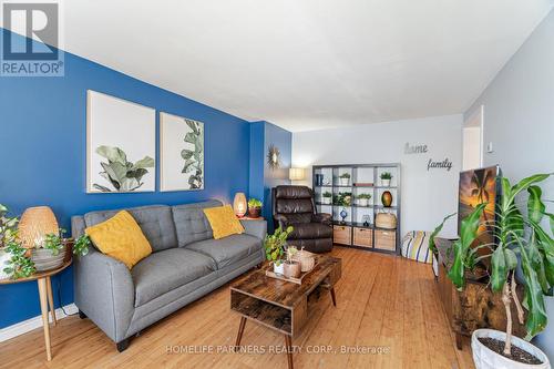 7695 Priory Crescent, Mississauga, ON - Indoor Photo Showing Living Room