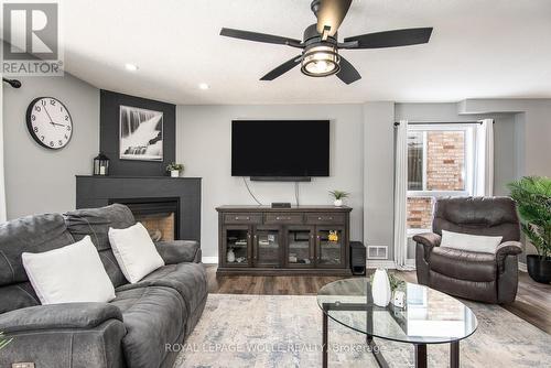 46 Spring Wagon Lane, Elmira, ON - Indoor Photo Showing Living Room