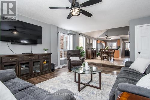 46 Spring Wagon Lane, Elmira, ON - Indoor Photo Showing Living Room