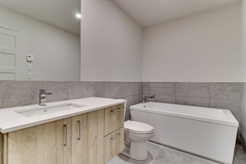 Salle de bains - 8-2050 Boul. De Blois, Laval (Duvernay), QC - Indoor Photo Showing Bathroom