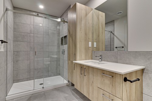 Salle de bains - 8-2050 Boul. De Blois, Laval (Duvernay), QC - Indoor Photo Showing Bathroom