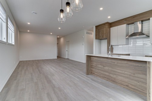 Vue d'ensemble - 8-2050 Boul. De Blois, Laval (Duvernay), QC - Indoor Photo Showing Kitchen