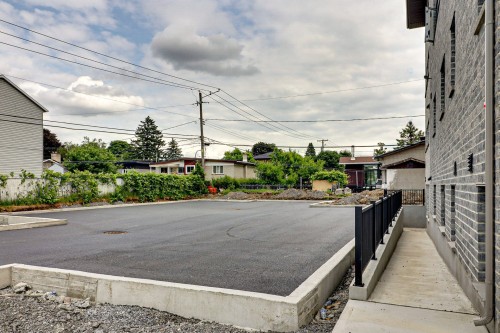 Stationnement - 8-2050 Boul. De Blois, Laval (Duvernay), QC - Outdoor