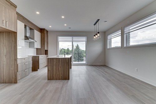 Vue d'ensemble - 8-2050 Boul. De Blois, Laval (Duvernay), QC - Indoor Photo Showing Kitchen